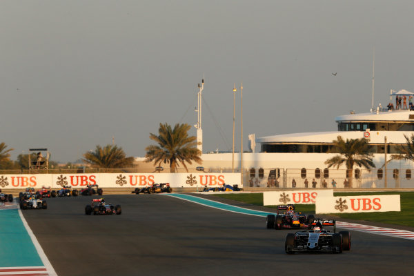 Yas Marina Circuit, Abu Dhabi, United Arab Emirates.
Sunday 29 November 2015.
Nico Hulkenberg, Force India VJM08 Mercedes, leads Daniel Ricciardo, Red Bull Racing RB11 Renault, and Carlos Sainz Jr, Toro Rosso STR10 Renault.
World Copyright: Charles Coates/LAT Photographic
ref: Digital Image _99O1843