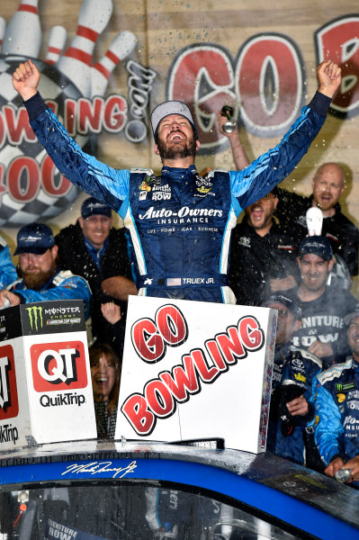 Monster Energy NASCAR Cup Series
Go Bowling 400
Kansas Speedway, Kansas City, KS USA
Saturday 13 May 2017
Martin Truex Jr, Furniture Row Racing, Auto-Owners Insurance Toyota Camry celebrates is win in Victory Lane
World Copyright: Nigel Kinrade
LAT Images
ref: Digital Image 17KAN1nk09951