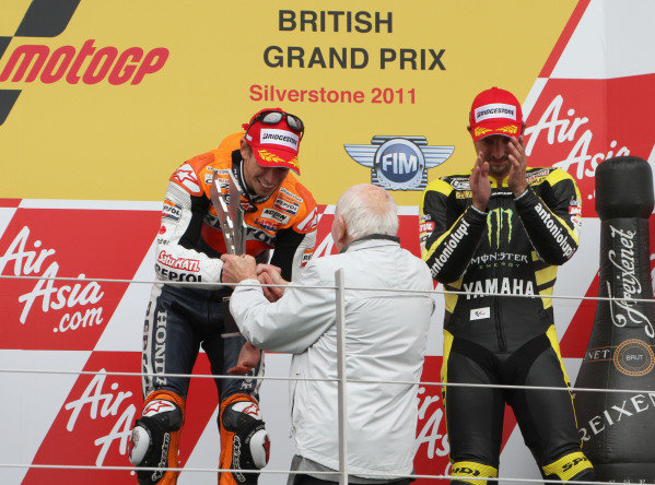 British Grand Prix.
Silverstone, England. 10th-12th June 2011.
Casey Stoner, Honda, receives the winner's trophy from John Surtees on the podium as Colin Edwards applauds.
World Copyright: Kevin Wood/LAT Photographic.
ref: Digital Image British Grand Prix.
Silverstone, England. 10th-12th June 2011.
Casey Stoner, Honda, receives the winner's trophy from John Surtees on the podium as Colin Edwards applauds.
World Copyright: Kevin Wood/LAT Photographic.
ref: Digital Image