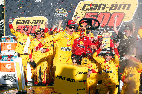 11-13 November, 2016, Avondale, Arizona USA
Joey Logano celebrates in victory lane
?2016, Russell LaBounty
LAT Photo USA
11-13 November, 2016, Avondale, Arizona USA
Joey Logano celebrates in victory lane
?2016, Russell LaBounty
LAT Photo USA