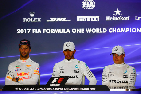 Marina Bay Circuit, Marina Bay, Singapore.
Sunday 17 September 2017.
Lewis Hamilton, Mercedes AMG, 1st, Daniel Ricciardo, Red Bull Racing, 2nd and Valtteri Bottas, Mercedes AMG, 3rd, in the post race press conference.
World Copyright: Sam Bloxham/LAT Images
ref: Digital Image _J6I8231 Marina Bay Circuit, Marina Bay, Singapore.
Sunday 17 September 2017.
Lewis Hamilton, Mercedes AMG, 1st, Daniel Ricciardo, Red Bull Racing, 2nd and Valtteri Bottas, Mercedes AMG, 3rd, in the post race press conference.
World Copyright: Sam Bloxham/LAT Images
ref: Digital Image _J6I8231