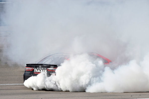 2017 Monster Energy NASCAR Cup Series - Kobalt 400
Las Vegas Motor Speedway - Las Vegas, NV USA
Sunday 12 March 2017
Martin Truex Jr, Bass Pro Shops/TRACKER BOATS Toyota Camry celebrates his win with a burnout
World Copyright: Nigel Kinrade/LAT Images
ref: Digital Image 17LAS1nk07768 2017 Monster Energy NASCAR Cup Series - Kobalt 400
Las Vegas Motor Speedway - Las Vegas, NV USA
Sunday 12 March 2017
Martin Truex Jr, Bass Pro Shops/TRACKER BOATS Toyota Camry celebrates his win with a burnout
World Copyright: Nigel Kinrade/LAT Images
ref: Digital Image 17LAS1nk07768