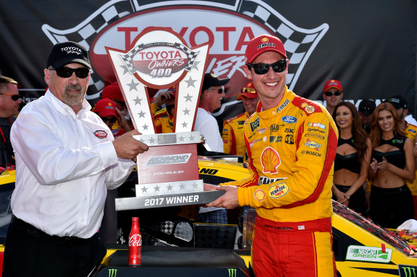 Monster Energy NASCAR Cup Series
Toyota Owners 400
Richmond International Raceway, Richmond, VA USA
Sunday 30 April 2017
Joey Logano, Team Penske, Shell Pennzoil Ford Fusion wins.
World Copyright: Rusty Jarrett
LAT Images
ref: Digital Image 17RIC1rj_4415