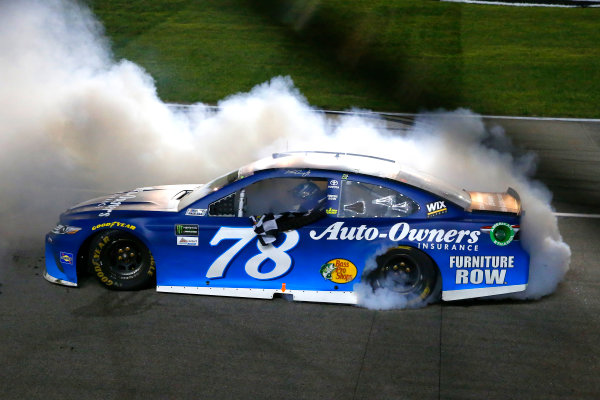 Monster Energy NASCAR Cup Series
Go Bowling 400
Kansas Speedway, Kansas City, KS USA
Saturday 13 May 2017
Martin Truex Jr, Furniture Row Racing, Auto-Owners Insurance Toyota Camry celebrates his win with a burnout
World Copyright: Russell LaBounty
LAT Images
ref: Digital Image 17KAN1rl_5802