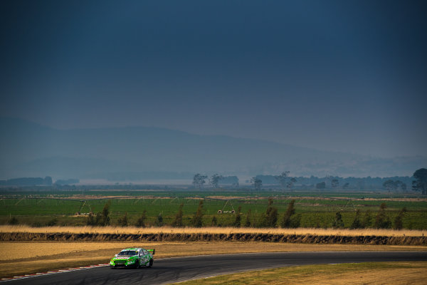 2017 Supercars Championship Round 2.
Tasmania SuperSprint, Simmons Plains Raceway, Tasmania, Australia.
Friday April 7th to Sunday April 9th 2017.
Mark Winterbottom drives the #5 The Bottle-O Racing Ford Falcon FGX.
World Copyright: Daniel Kalisz/LAT Images
Ref: Digital Image 070417_VASCR2_DKIMG_1527.JPG 2017 Supercars Championship Round 2.
Tasmania SuperSprint, Simmons Plains Raceway, Tasmania, Australia.
Friday April 7th to Sunday April 9th 2017.
Mark Winterbottom drives the #5 The Bottle-O Racing Ford Falcon FGX.
World Copyright: Daniel Kalisz/LAT Images
Ref: Digital Image 070417_VASCR2_DKIMG_1527.JPG