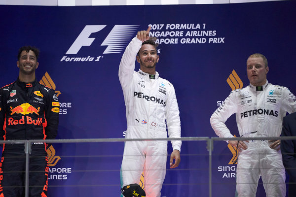 Marina Bay Circuit, Marina Bay, Singapore.
Sunday 17 September 2017.
Daniel Ricciardo, Red Bull Racing, 2nd Position, Lewis Hamilton, Mercedes AMG, 1st Position, and Valtteri Bottas, Mercedes AMG, 3rd Position, on the podium.
World Copyright: Steve Etherington/LAT Images 
ref: Digital Image SNE17246