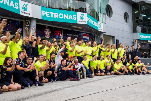 Sepang International Circuit, Sepang, Malaysia.
Sunday 1 October 2017.
Max Verstappen, Red Bull, 1st Position, Daniel Ricciardo, Red Bull Racing, 3rd Position, Christian Horner, Team Principal, Red Bull Racing, Helmut Markko, Consultant, Red Bull Racing, and the Red Bull team celebrate.
World Copyright: Zak Mauger/LAT Images 
ref: Digital Image _56I3675