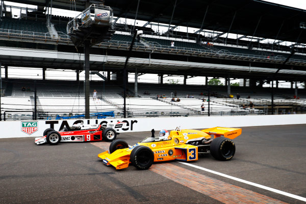 Verizon IndyCar Series
Indianapolis 500 Drivers Meeting
Indianapolis Motor Speedway, Indianapolis, IN USA
Saturday 27 May 2017
Mario Andretti and Johnny Rutherford demonstrate historic racecars.
World Copyright: Steve Tee/LAT Images
ref: Digital Image _R3I6581