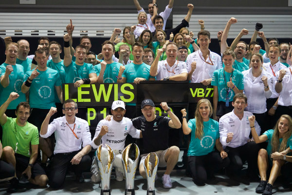 Marina Bay Circuit, Marina Bay, Singapore.
Sunday 17 September 2017.
Lewis Hamilton, Mercedes AMG, 1st Position, Valtteri Bottas, Mercedes AMG, 3rd Position, and the Mercedes team celebrate victory.
World Copyright: Steve Etherington/LAT Images
ref: Digital Image SNE19547 Marina Bay Circuit, Marina Bay, Singapore.
Sunday 17 September 2017.
Lewis Hamilton, Mercedes AMG, 1st Position, Valtteri Bottas, Mercedes AMG, 3rd Position, and the Mercedes team celebrate victory.
World Copyright: Steve Etherington/LAT Images
ref: Digital Image SNE19547