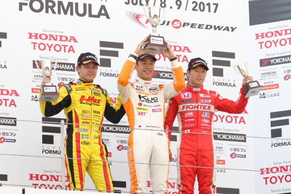 2017 Japanese Formula 3 Championship.
Fuji, Japan. 8th - 9th July 2017. Rd 12 & 13.
Rd13 Winner Sho Tsuboi ( #1 Corolla Chukyo Kuo TOM?S F317 ) 2nd position Mitsunori Takaboshi ( #23 B-MAX NDDP F3 ) 3rd position Hiroki Otsu ( #2 TODA RACING ) podium portrait
World Copyright: Yasushi Ishihara / LAT Images.
Ref: 2017JF3_Rd12&13_010