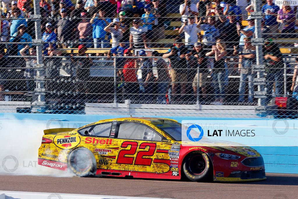 11-13 November, 2016, Avondale, Arizona USA
Joey Logano celebrates his win with a burnout
?2016, Russell LaBounty
LAT Photo USA
11-13 November, 2016, Avondale, Arizona USA
Joey Logano celebrates his win with a burnout
?2016, Russell LaBounty
LAT Photo USA