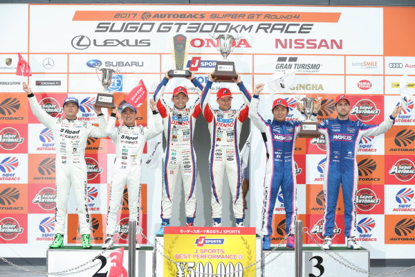 2017 Japanese Super GT Series.
Sugo, Japan. 22nd - 23rd July 2017. Rd 4.
GT500 Winner Heikki Kovalainen & Kohei Hirate ( #1 DENSO KOBELCO SARD LC500 ) 2nd position Satoshi Motoyama & Katsumasa Chiyo ( #46 S Road CRAFTSPORTS GT-R ) 3rd position Kazuya Oshima & Andrea Caldarelli ( #6 WAKO'S 4CR LC500 ) podium portrait
World Copyright: Yasushi Ishihara / LAT Images.
Ref: 2017SGT_Rd4_005