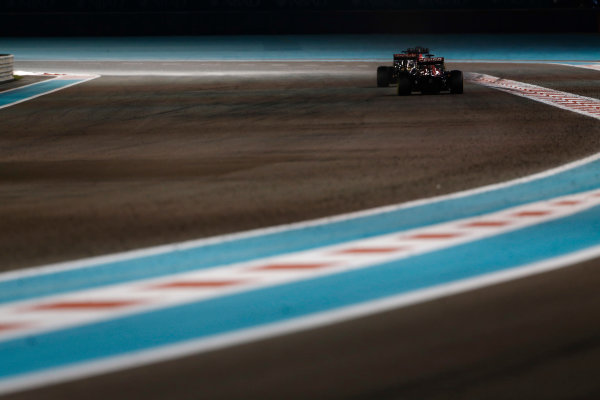 Yas Marina Circuit, Abu Dhabi, United Arab Emirates.
Sunday 29 November 2015.
Romain Grosjean, Lotus E23 Mercedes, leads Carlos Sainz Jr, Toro Rosso STR10 Renault.
World Copyright: Sam Bloxham/LAT Photographic
ref: Digital Image _SBL9378