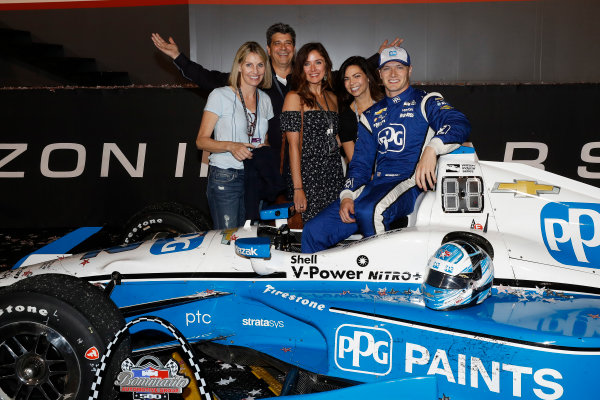 Verizon IndyCar Series
Bommarito Automotive Group 500
Gateway Motorsports Park, Madison, IL USA
Saturday 26 August 2017
Winner Josef Newgarden, Team Penske Chevrolet celebrates with his family
World Copyright: Michael L. Levitt
LAT Images