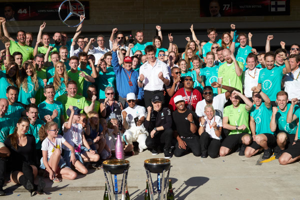 Circuit of the Americas, Austin, Texas, United States of America.
Sunday 22 October 2017.
Lewis Hamilton, Mercedes AMG, 1st Position, Toto Wolff, Executive Director (Business), Mercedes AMG, Niki Lauda, Non-Executive Chairman, Mercedes AMG, Valtteri Bottas, Mercedes AMG, Nick Hamilton and the Mercedes team celebrate victory.
World Copyright: Steve Etherington/LAT Images 
ref: Digital Image SNE19644