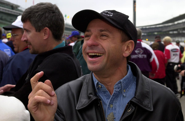 A happy Roberto Moreno talks with friends prior to the start of qualifying.
84th. Indianapolis 500, Indy Racing Northern Light Series, Indianapolis Motor Speedway, Speedway Indiana,USA 28 May,2000 -F
Peirce Williams 2000 LAT PHOTOGRAPHIC