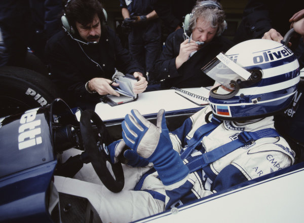 Technical director Gordon Murray talks to Riccardo Patrese, Brabham BT55 BMW, during practice. Mechanic Charlie Whiting sits on Murray's left.