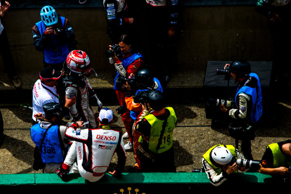 2016 Le Mans 24 Hours.
Circuit de la Sarthe, Le Mans, France.
Sunday 19 June 2016.
Toyota Gazoo Racing / Toyota TS050 - Hybrid - Anthony Davidson (GBR), Sebastien Buemi (CHE), Kazuki Nakajima (JPN), stops on track outside the Toyota pit wall.
World Copyright: Zak Mauger/LAT Photographic
ref: Digital Image _79P8914