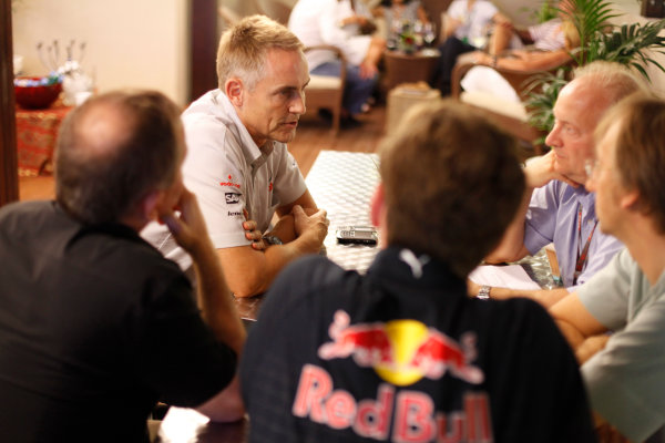 Yas Marina Circuit, Abu Dhabi, United Arab Emirates
31st October 2009.
Tony Dodgins, Autosport Journalist with Mark Hughes, Autosport Journalist, Chritian Horner, Team Principal, Red Bull Racing, Martin Brundle, TV Commentator, BBC and Martin Whitmarsh, Team Principal, McLaren in conversation around a table, portrait.
World Copyright: Glenn Dunbar/LAT Photographic 
ref: Digital Image GD5D8878