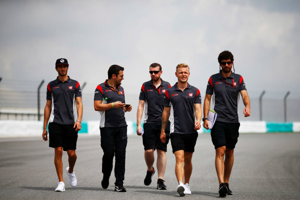 Sepang International Circuit, Sepang, Malaysia.
Thursday 28 September 2017.
Kevin Magnussen and Antonio Giovinazzi, HAAS. Walk the track prior to the Malaysian Grand Prix
World Copyright: Andy Hone/LAT Images
ref: Digital Image _ONZ8206 Sepang International Circuit, Sepang, Malaysia.
Thursday 28 September 2017.
Kevin Magnussen and Antonio Giovinazzi, HAAS. Walk the track prior to the Malaysian Grand Prix
World Copyright: Andy Hone/LAT Images
ref: Digital Image _ONZ8206
