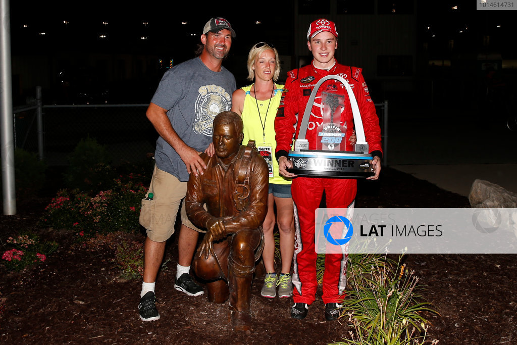 25 June, 2016, Madison, Illinois USA
Christopher Bell celebrates in victory lane
©2016, Russell LaBounty
LAT Photo USA
25 June, 2016, Madison, Illinois USA
Christopher Bell celebrates in victory lane
©2016, Russell LaBounty
LAT Photo USA