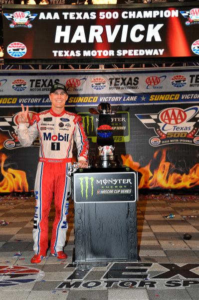 Monster Energy NASCAR Cup Series
AAA Texas 500
Texas Motor Speedway
Fort Worth, TX USA
Sunday 5 November 2017
Kevin Harvick, Stewart-Haas Racing Rodney, Mobil 1 Ford Fusion wins
World Copyright: Rusty Jarrett
LAT Images Monster Energy NASCAR Cup Series
AAA Texas 500
Texas Motor Speedway
Fort Worth, TX USA
Sunday 5 November 2017
Kevin Harvick, Stewart-Haas Racing Rodney, Mobil 1 Ford Fusion wins
World Copyright: Rusty Jarrett
LAT Images