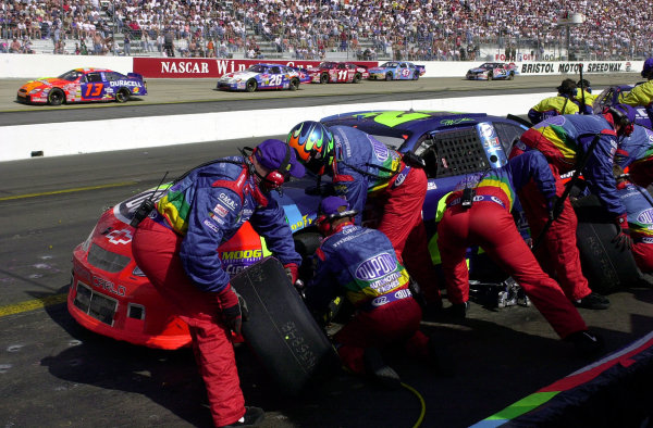 #24-Jeff Gordon makes a pit stop while leading. After suffering damage to the nose of the car in a pit lane accident Gordon went on to finish 8th.
NASCAR Food City 500 at Bristol Motor Speedway (Tenn)
26 March, 2000
LAT PHOTOGRAPHIC