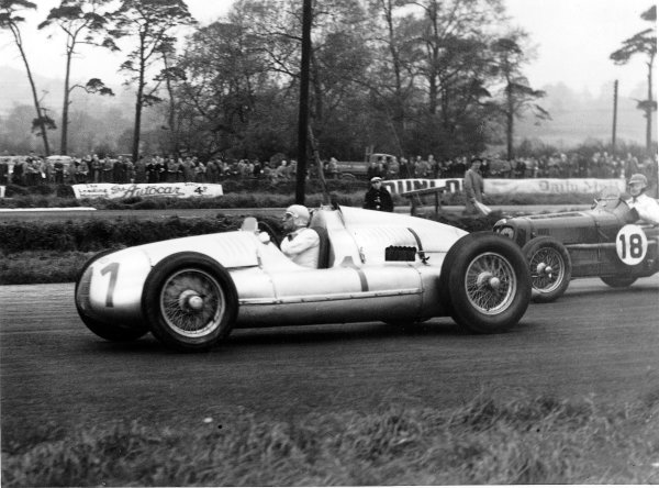 Donington Park, Great Britain.
22 October 1938.
Hermann Muller (Auto Union D-typ) leads Billy Cotton/Wilkie Wilkinson (ERA B-type). They finished in 4th and 7th positions respectively.
Ref-Autocar C16144.
World Copyright - LAT Photographic