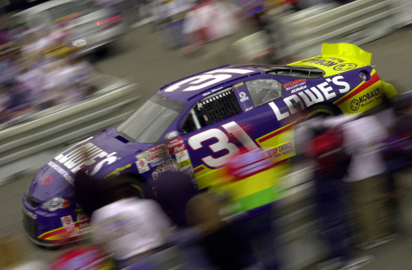 Mike Skinner motors through a gauntlet of racing fans on his way onto the track for pre-qualifying practice. Skinner would go on to capture pole postion.
NAPA Auto Parts 500 at California Speedway, Fontana, California, USA, 30 April,2000.
-F
Peirce Williams 2000 LAT PHOTOGRAPHIC USA