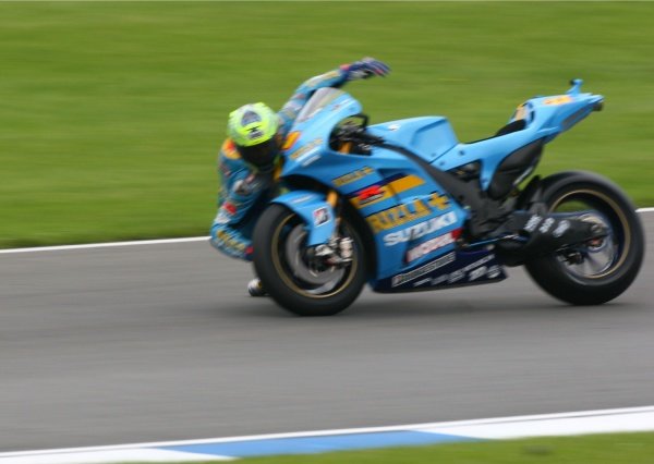 2007 Moto GP British Grand Prix.
Donington Park, England.
22nd-24th June 2007.
Chris Vermeulen (Rizla Suzuki Moto GP, Suzuki GSV-R XRG0) high-siding in craner curves. Action, sequence, crash.
World Copyright: Kevin Wood/LAT Photographic
ref: Digital Image IMG_5036