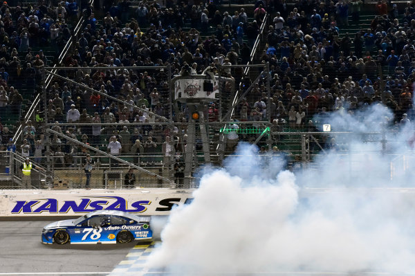 Monster Energy NASCAR Cup Series
Go Bowling 400
Kansas Speedway, Kansas City, KS USA
Saturday 13 May 2017
Martin Truex Jr, Furniture Row Racing, Auto-Owners Insurance Toyota Camry celebrates his win with a burnout
World Copyright: Nigel Kinrade
LAT Images
ref: Digital Image 17KAN1nk10409