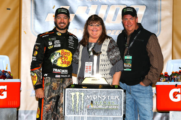 Monster Energy NASCAR Cup Series
Hollywood Casino 400
Kansas Speedway, Kansas City, KS USA
Sunday 22 October 2017
Martin Truex Jr, Furniture Row Racing, Bass Pro Shops / Tracker Boats Toyota Camry celebrates in victory lane
World Copyright: Russell LaBounty
LAT Images Monster Energy NASCAR Cup Series
Hollywood Casino 400
Kansas Speedway, Kansas City, KS USA
Sunday 22 October 2017
Martin Truex Jr, Furniture Row Racing, Bass Pro Shops / Tracker Boats Toyota Camry celebrates in victory lane
World Copyright: Russell LaBounty
LAT Images