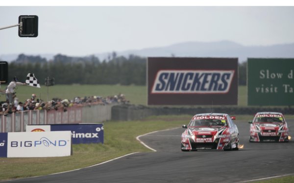 2005 Australian V8 Supercars
Symmons Plains Raceway, Australia. 11th - 13th November 2005
Race winner Garth Tander (HSV Dealer Team Holden Commodore VZ). Takes the chequered flag.
World Copyright: Mark Horsburgh / LAT Photographic
ref: 05AusV8SP41