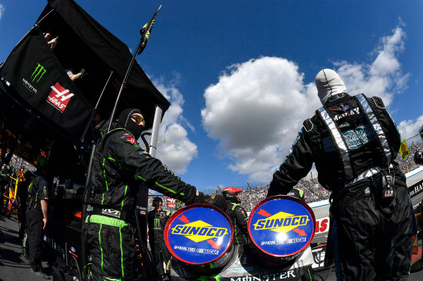 Monster Energy NASCAR Cup Series
Apache Warrior 400
Dover International Speedway, Dover, DE USA
Sunday 1 October 2017
Kurt Busch, Stewart-Haas Racing, Monster Energy/Haas Automation Ford Fusion crew
World Copyright: Rusty Jarrett
LAT Images Monster Energy NASCAR Cup Series
Apache Warrior 400
Dover International Speedway, Dover, DE USA
Sunday 1 October 2017
Kurt Busch, Stewart-Haas Racing, Monster Energy/Haas Automation Ford Fusion crew
World Copyright: Rusty Jarrett
LAT Images