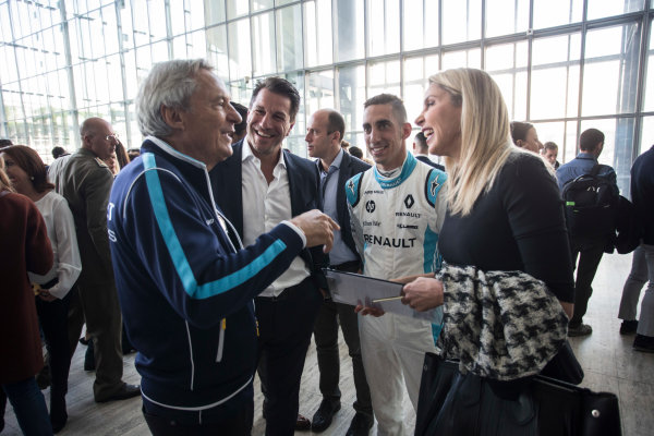 2017/2018 FIA Formula E Championship.
Street Demonstration - Rome, Italy.
Sebastien Buemi (SUI), Renault e.Dams talking to Jean-Paul Driot, Renault e.Dams Senior Team Manager.
Thursday 19 October 2017.
Photo: Andrew Ferraro/LAT/Formula E
ref: Digital Image _FER4120 2017/2018 FIA Formula E Championship.
Street Demonstration - Rome, Italy.
Sebastien Buemi (SUI), Renault e.Dams talking to Jean-Paul Driot, Renault e.Dams Senior Team Manager.
Thursday 19 October 2017.
Photo: Andrew Ferraro/LAT/Formula E
ref: Digital Image _FER4120