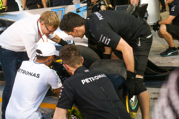 Yas Marina Circuit, Abu Dhabi, United Arab Emirates.
Thursday 23 November 2017.
Lewis Hamilton, Mercedes AMG, joins in with the practice pitstops.
World Copyright: Charles Coates/LAT Images 
ref: Digital Image DJ5R5071