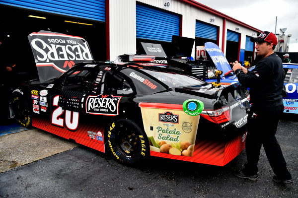 NASCAR Xfinity Series
Sparks Energy 300
Talladega Superspeedway, Talladega, AL USA
Friday 5 May 2017
Erik Jones, Reser's American Classic Toyota Camry crew.
World Copyright: Rusty Jarrett
LAT Images
ref: Digital Image 17TAL1rj_1120 NASCAR Xfinity Series
Sparks Energy 300
Talladega Superspeedway, Talladega, AL USA
Friday 5 May 2017
Erik Jones, Reser's American Classic Toyota Camry crew.
World Copyright: Rusty Jarrett
LAT Images
ref: Digital Image 17TAL1rj_1120