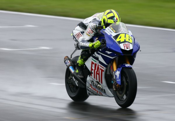 2007 Moto GP British Grand Prix.
Donington Park, England.
22nd-24th June 2007.
Valentino Rossi (FIAT Yamaha Team, Yamaha YZR-M1) action.
World Copyright: Kevin Wood/LAT Photographic
ref: Digital Image IMG_5635