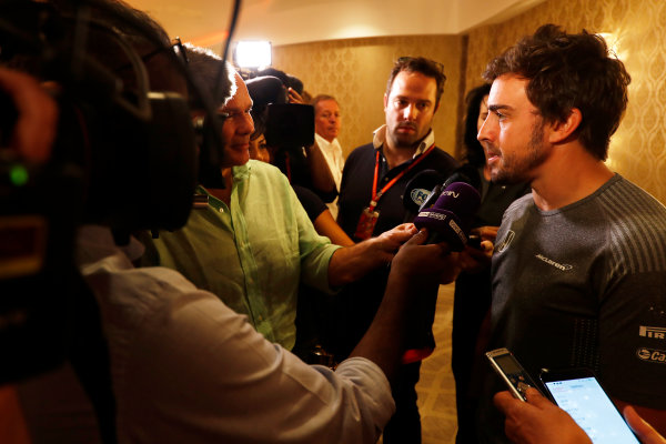 Bahrain International Circuit, Sakhir, Bahrain.
Wednesday 12 April 2017.
Fernando Alonso talks to the media after announcing his deal to race in the 2017 Indianapolis 500 in an Andretti Autosport run McLaren Honda car.
World Copyright: Glenn Dunbar/LAT Images
ref: Digital Image _X4I0247 Bahrain International Circuit, Sakhir, Bahrain.
Wednesday 12 April 2017.
Fernando Alonso talks to the media after announcing his deal to race in the 2017 Indianapolis 500 in an Andretti Autosport run McLaren Honda car.
World Copyright: Glenn Dunbar/LAT Images
ref: Digital Image _X4I0247