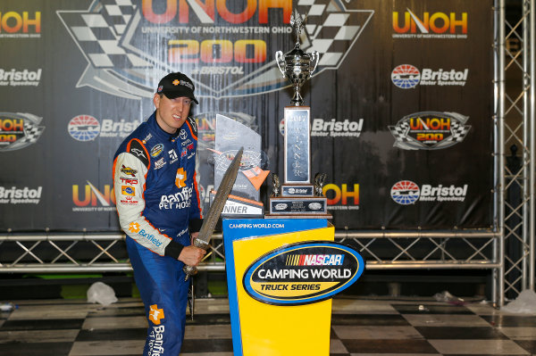 NASCAR Camping World Truck Series
UNOH 200
Bristol Motor Speedway, Bristol, TN USA
Thursday 17 August 2017
Kyle Busch, Banfield Pet Hospital Toyota Tundra, celebrates in victory lane.
World Copyright: Russell LaBountyLAT Images NASCAR Camping World Truck Series
UNOH 200
Bristol Motor Speedway, Bristol, TN USA
Thursday 17 August 2017
Kyle Busch, Banfield Pet Hospital Toyota Tundra, celebrates in victory lane.
World Copyright: Russell LaBountyLAT Images