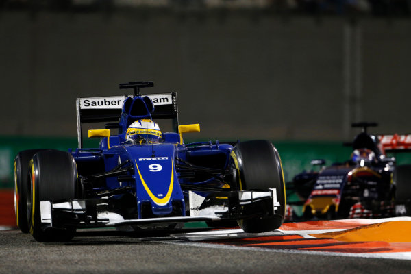 Yas Marina Circuit, Abu Dhabi, United Arab Emirates.
Sunday 29 November 2015.
Marcus Ericsson, Sauber C34 Ferrari, leads Max Verstappen, Toro Rosso STR10 Renault.
World Copyright: Sam Bloxham/LAT Photographic
ref: Digital Image _SBL8941