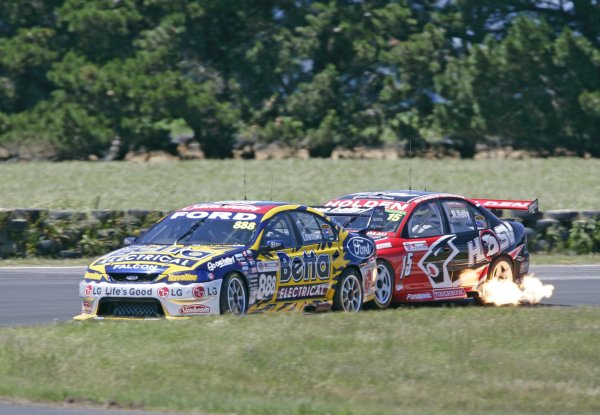 2005 Australian V8 Supercars
Symmons Plains Raceway, Australia. 11th - 13th November 2005
Craig Lowndes (Team Betta Electrical Ford Falcon BA) leads Rick Kelly (HSV Dealer Team Holden Commodore VZ). 
World Copyright: Mark Horsburgh / LAT Photographic
ref: 05AusV8SP19