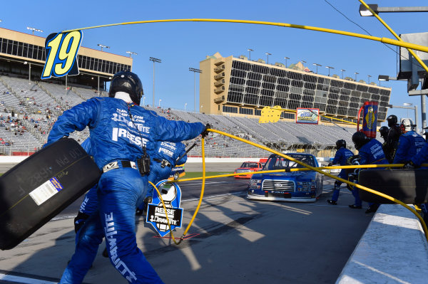 2017 NASCAR Camping World Truck Series - Active Pest Control 200
Atlanta Motor Speedway, Hampton, GA USA
Saturday 4 March 2017
Austin Cindric pit stop
World Copyright: Nigel Kinrade/LAT Images
ref: Digital Image 17ATL1nk06305 2017 NASCAR Camping World Truck Series - Active Pest Control 200
Atlanta Motor Speedway, Hampton, GA USA
Saturday 4 March 2017
Austin Cindric pit stop
World Copyright: Nigel Kinrade/LAT Images
ref: Digital Image 17ATL1nk06305