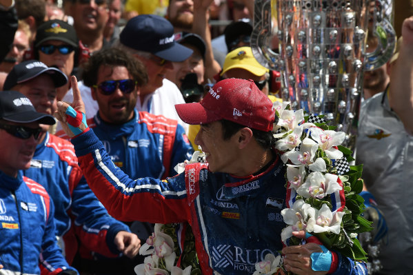 Verizon IndyCar Series
Indianapolis 500 Race
Indianapolis Motor Speedway, Indianapolis, IN USA
Sunday 28 May 2017
Race winner Takuma Sato (JPN) Andretti Autosport Honda celebrates in Victory Lane
World Copyright: Jose Rubio/Sutton/LAT Images
ref: Digital Image dcd1728my1066