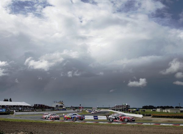 2005 Australian V8 Supercars
Symmons Plains Raceway, Australia. 11th - 13th November 2005
Supercar driver Garth Tander wins race 1 of 3 during round 12 of the V8 Supercar Championship.
World Copyright: Mark Horsburgh / LAT Photographic
ref: 05AusV8SP31 2005 Australian V8 Supercars
Symmons Plains Raceway, Australia. 11th - 13th November 2005
Supercar driver Garth Tander wins race 1 of 3 during round 12 of the V8 Supercar Championship.
World Copyright: Mark Horsburgh / LAT Photographic
ref: 05AusV8SP31