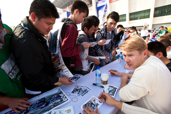 6 Hours of Zhuhai.
Zhuhai, China. 11th - 13th November 2011. 
Mika Hakkinen, Team AMG China, Mercedes SLS AMG GT3 at the autograph session with the fans.
Portrait. 
Drew Gibson/LAT Photographic. 
ref: Digital Image _Y8P9720