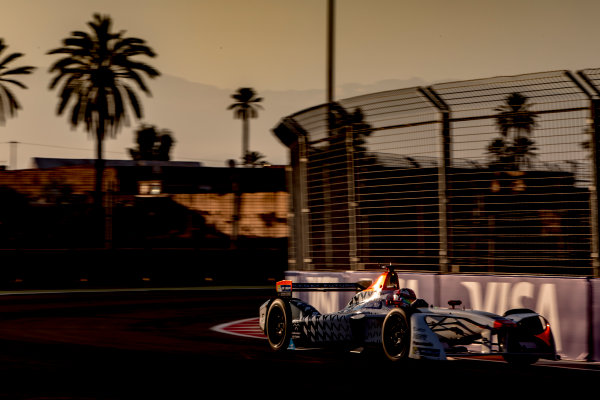 2016/2017 FIA Formula E Championship.
Marrakesh ePrix, Circuit International Automobile Moulay El Hassan, Marrakesh, Morocco.
Saturday 12 November 2016.
Loic Duval (FRA), Dragon Racing, Spark-Penske, Penske 701-EV. 
Photo: Zak Mauger/LAT/Formula E
ref: Digital Image _X0W5442