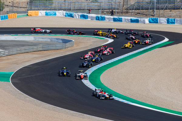 2017 FIA Formula 2 Round 10.
Circuito de Jerez, Jerez, Spain.
Sunday 8 October 2017.
Alex Palou (JPN, Campos Racing), leads Jordan King (GBR, MP Motorsport) and the rest of the field at the start of the race.
Photo: Zak Mauger/FIA Formula 2.
ref: Digital Image _X0W2684