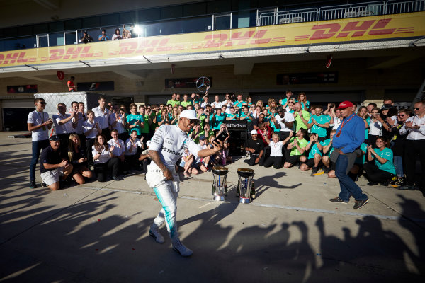 Circuit of the Americas, Austin, Texas, United States of America.
Sunday 22 October 2017.
Lewis Hamilton, Mercedes AMG, 1st Position, and the Mercedes team celebrate victory in the race and the Constructors Championship.
World Copyright: Steve Etherington/LAT Images 
ref: Digital Image SNE19844