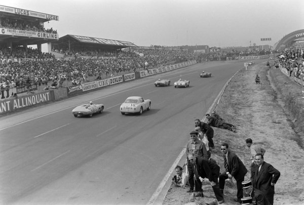 René Revillon / Joseph Dieu, Automobili Stanguellini, Stanguellini 750 Sport Bialbero-Fiat, leads Jo Bonnier / Wolfgang von Trips, Porsche KG, Porsche 718 RSK, Bernard Consten / Paul Armagnac, Automobiles Deutsch et Bonnet, D.B. HBR4-Panhard, André Pilette / George Arents, North American Racing Team, Ferrari 250 GT Berlinetta Interim, and René Cotton / Louis Cornet, Automobiles Deutsch et Bonnet, D.B. HBR4-Panhard.